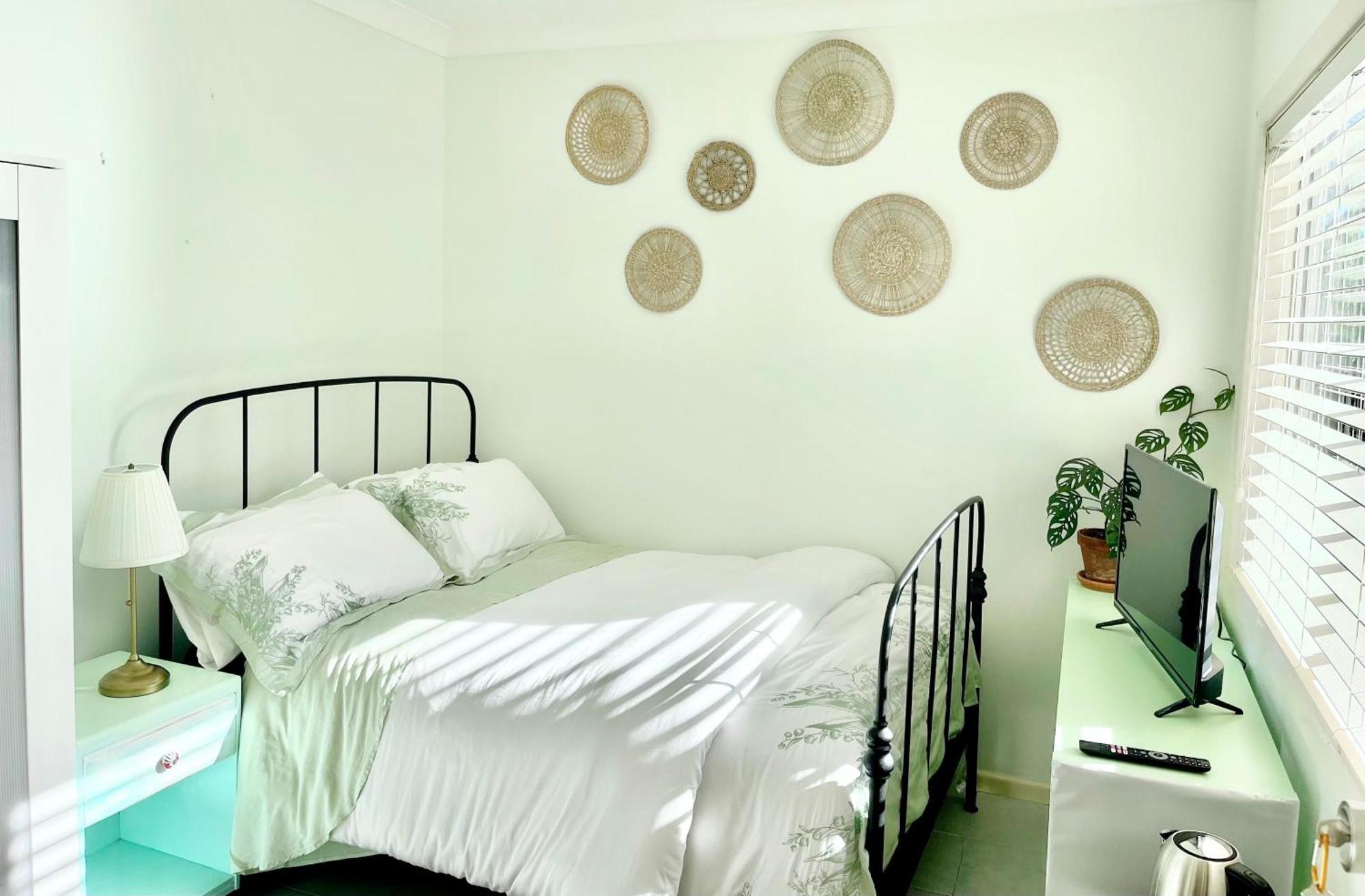 Private Bath Garden View Guest Pet Friendly Homestay *