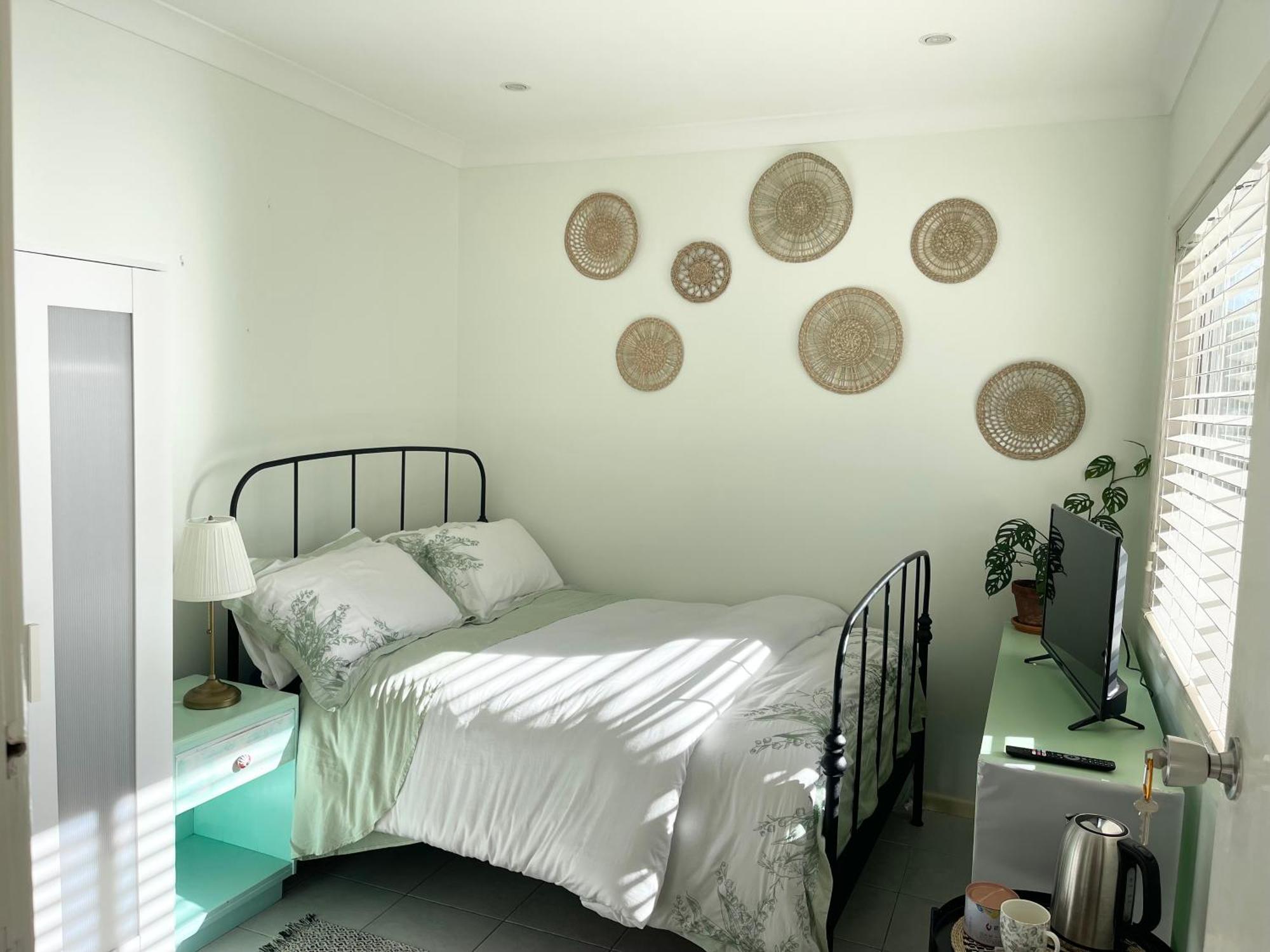 Private Bath Garden View Guest Pet Friendly Homestay